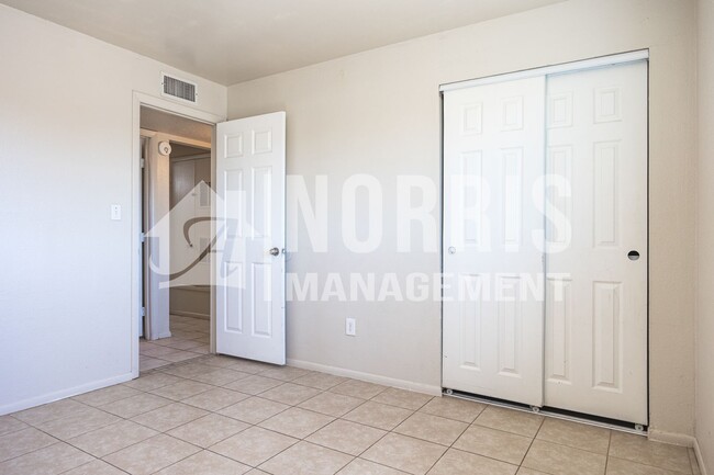 Building Photo - Great Home Located in Eloy at a Great Price!