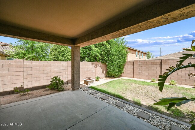 Building Photo - 2414 E Hazeltine Way