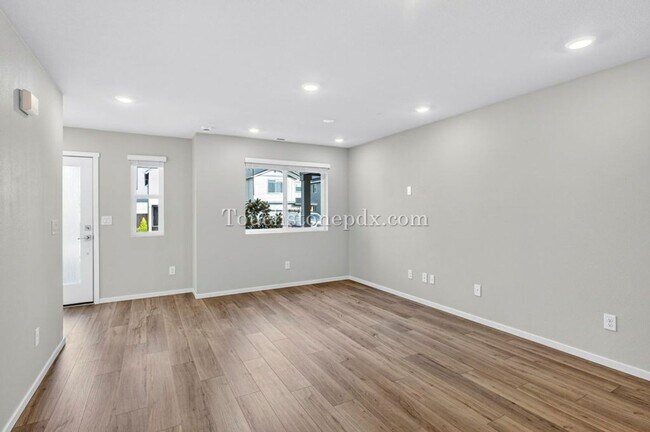 Building Photo - Recently Built Woodburn Townhome Featuring A/C