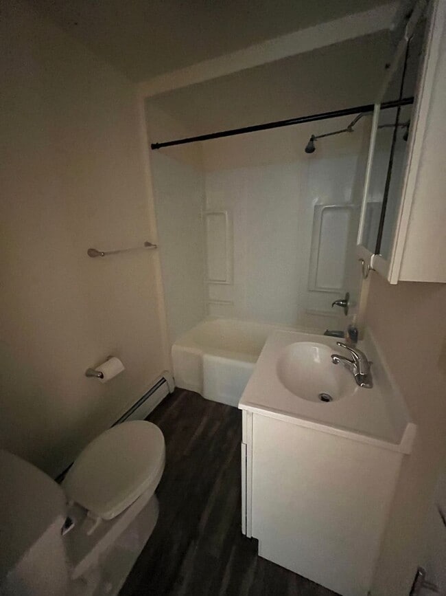 Building Photo - 940 Woodlawn St