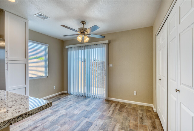 Building Photo - 520 W Tonopah Dr