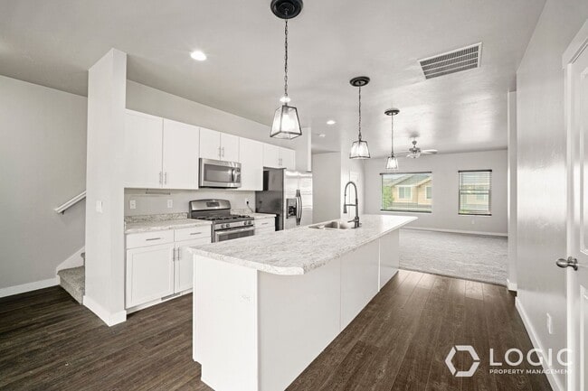 Building Photo - 1733 W 10 S