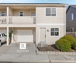 Building Photo - 3 Bedroom 2 1/2 Bath Townhome in White Cit...