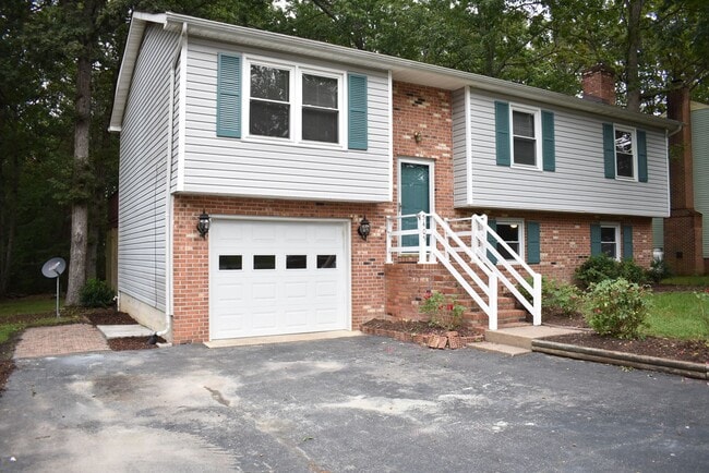 Building Photo - Great Split Foyer In Fredericksburg!
