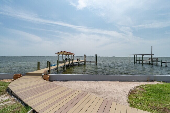 Building Photo - Gorgeous Riverfront 3/2 with dock!!
