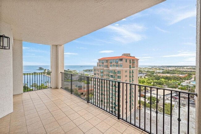 Building Photo - 300 Beach Dr NE