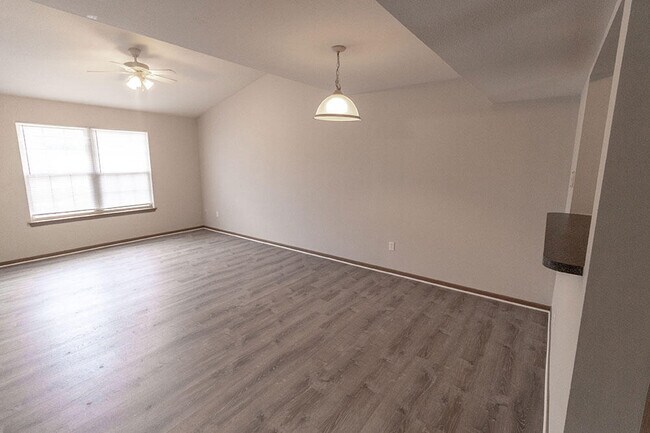 Building Photo - 2117 N Ballenger Ln