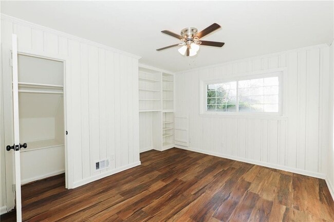 Building Photo - 2332 Miriam Ln