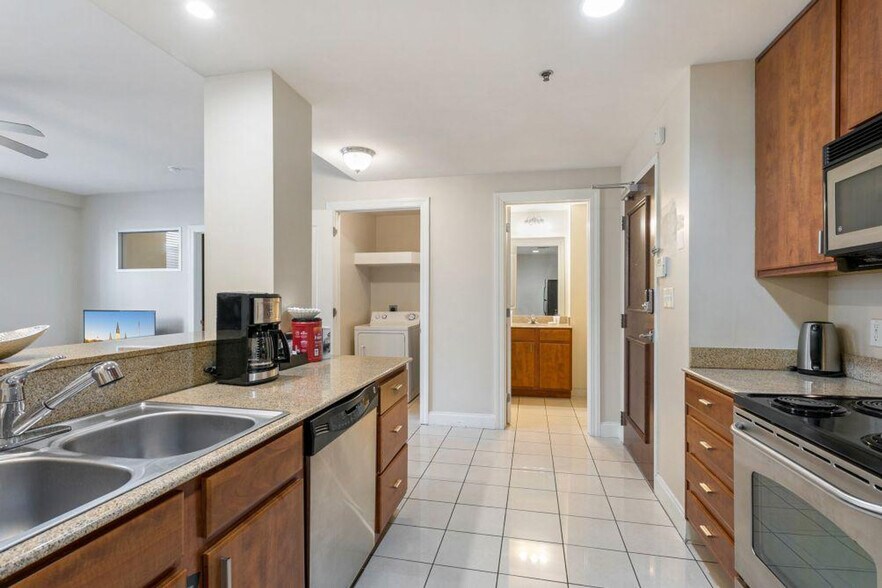 Building Photo - 925 Common St