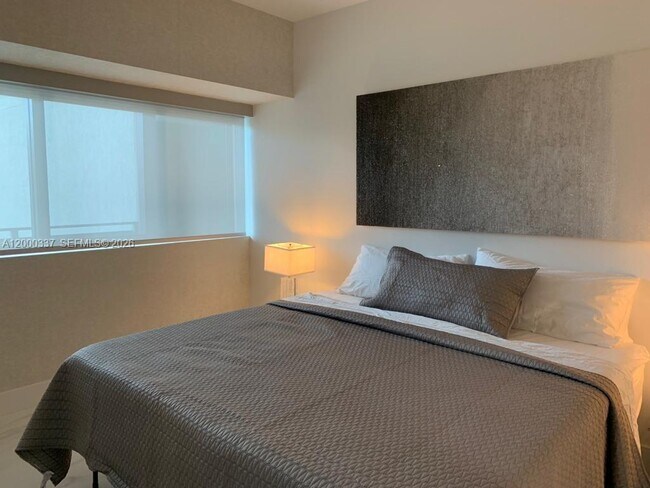 Building Photo - 650 NE 32nd St