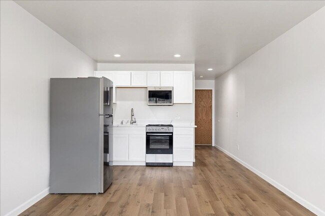 Building Photo - Long Term Rental- Cedar Lodge 218