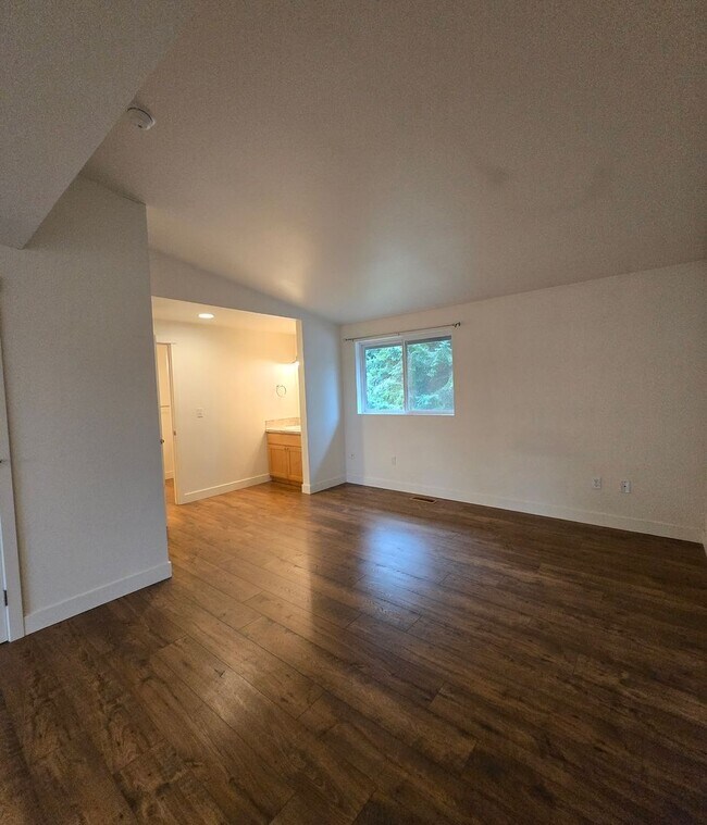 Building Photo - ***PENDING APPLICATION***4 Bedroom, 2 Bath...