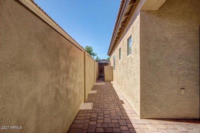 Building Photo - 934 E Madeline Dr