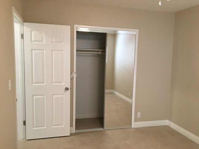 Building Photo - Main16761-73