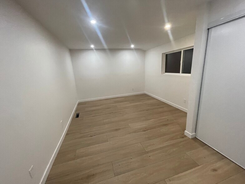 Building Photo - 2204 Lausett Ave