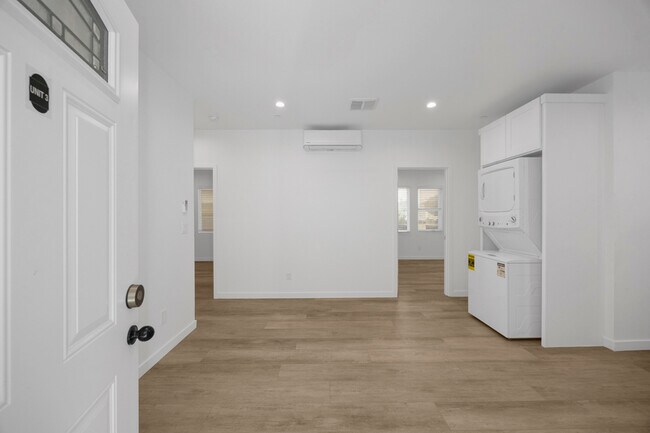 Building Photo - 308 N Catalina Ave