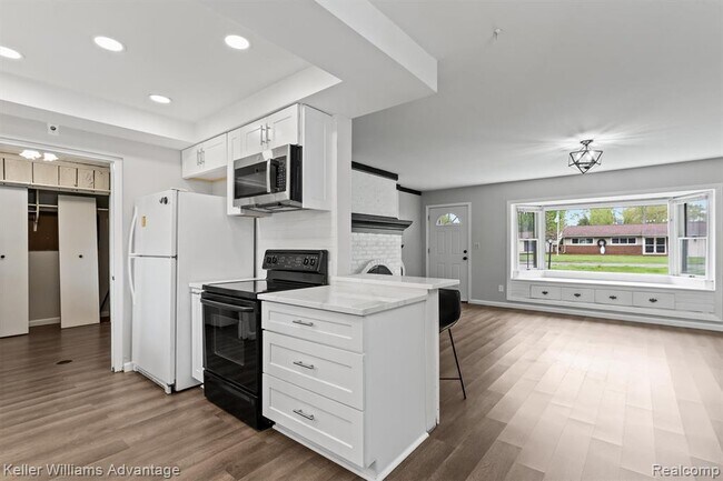 Building Photo - 2479 Ivanhoe Dr
