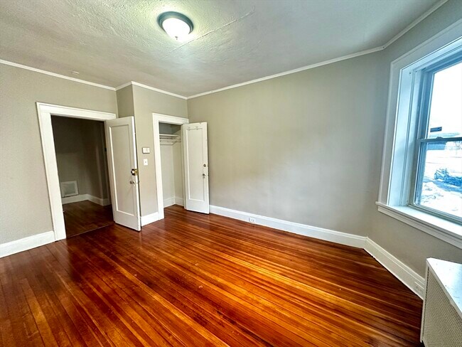 Building Photo - 577 Pleasant St