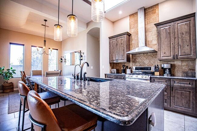 Building Photo - Beautiful 4 bedroom 2.5 bathroom