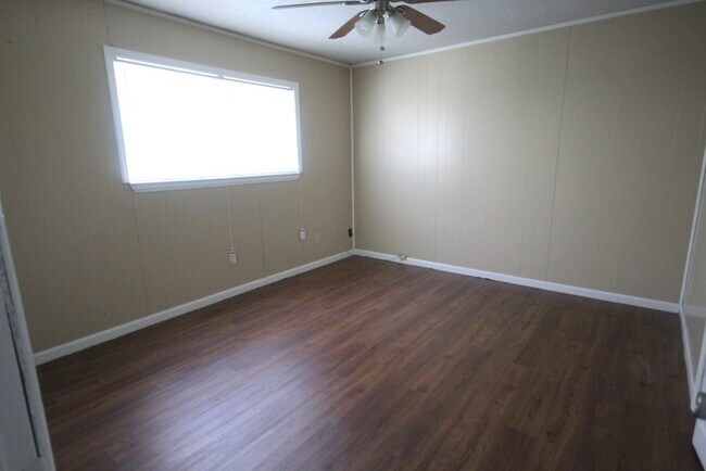 Building Photo - 2BD/1BA Duplex off Bonny Oaks