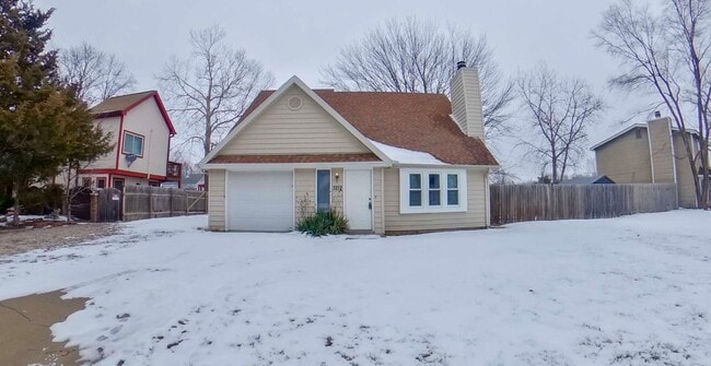 Building Photo - Indoor Balcony + Patio + Fenced-In Yard + ...