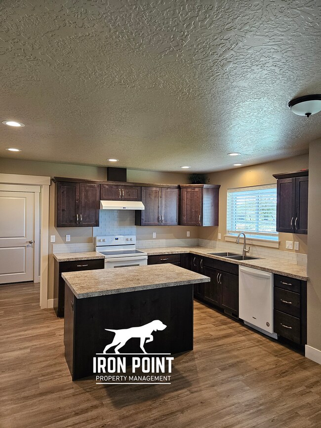 Building Photo - 2bed/1bath w/2 car garage & all appliances included.