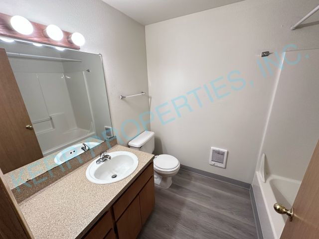 Building Photo - Charming 2-Bedroom Multiplex in Portland with Cozy 862 Sq Ft Layout - Perfect for Urban Living!