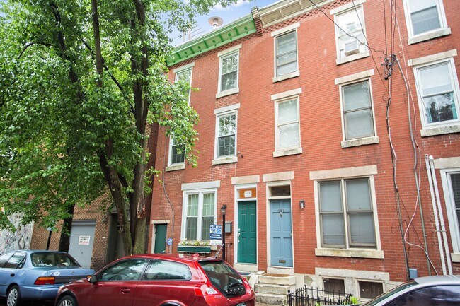 Building Photo - Beautiful 2 Bedroom, 2 Bathroom Historical Row Home