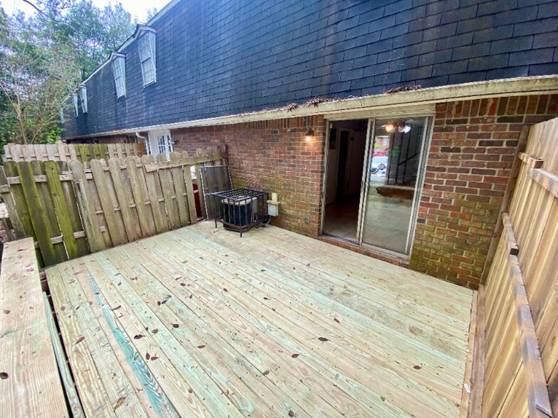 Building Photo - 3815 Parklane Dr