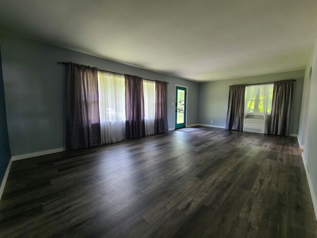 Building Photo - Three Bedroom, One Bath House in Benton Ha...