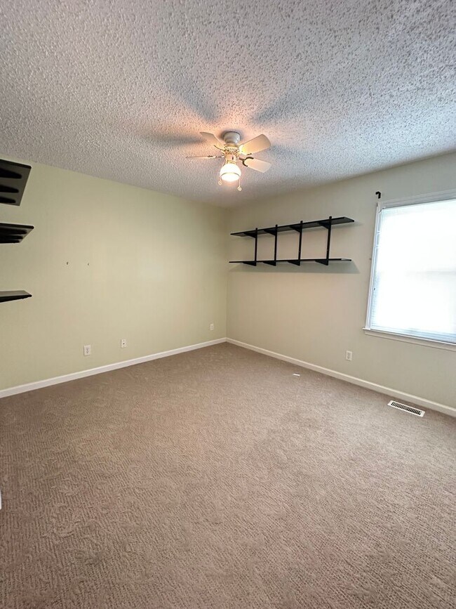 Building Photo - 1611 Majesty Dr