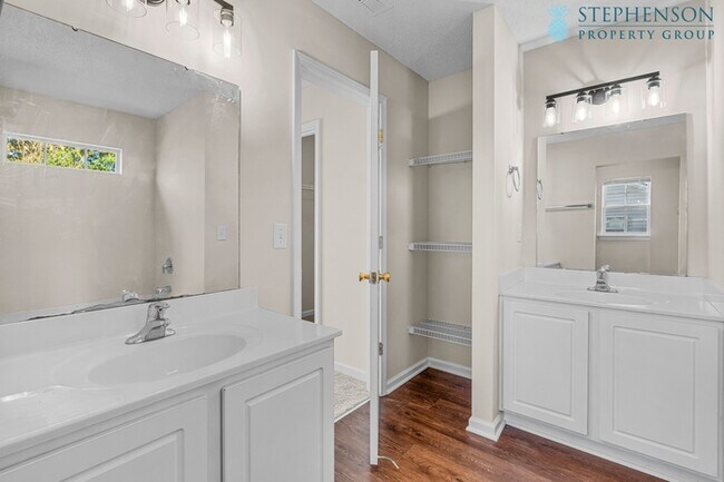 Building Photo - Fully Remodeled in Nov 2025!