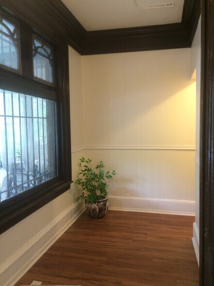 Building Photo - 323 S 46th St