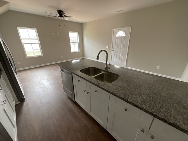 Building Photo - 1015 W C St