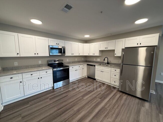 Building Photo - 7085 Hanesbrook Cir