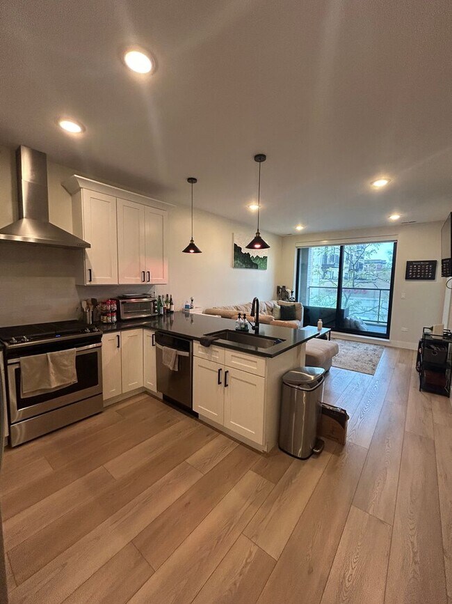 Building Photo - 1646 W Belmont Ave