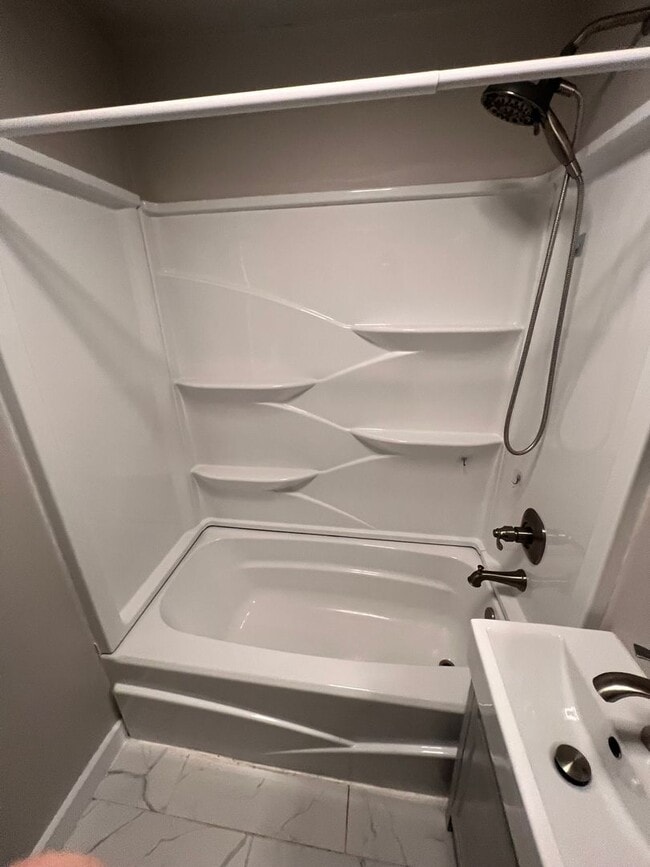 Building Photo - 2 bedroom home in Boone, fenced in yard, great for families!