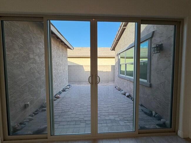Building Photo - 9541 E Theia Dr