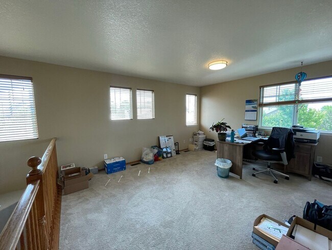 Building Photo - Beautiful two-story home located in Erie!