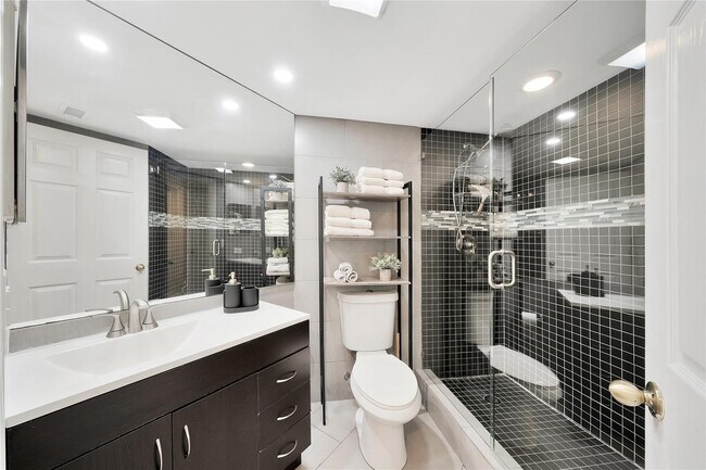 Building Photo - 2005 SE 10th Ave