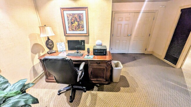 Building Photo - Annual Unfurnished 2/2 Condo in Downtown S...