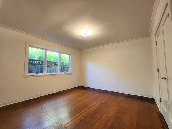 Building Photo - Charming Single Family Home in Downtown Palo Alto Available Now!