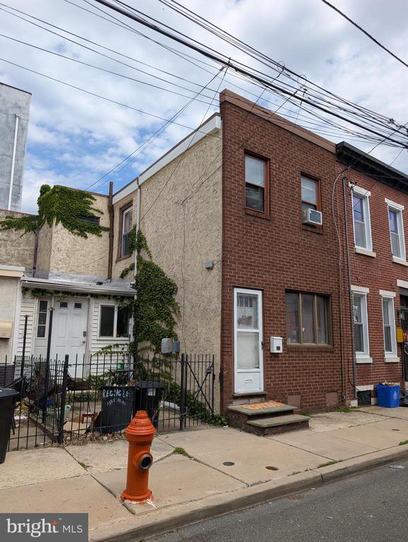 Building Photo - 415 E Flora St