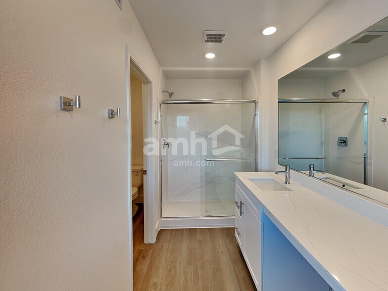 Building Photo - 9580 E Friedel Dr