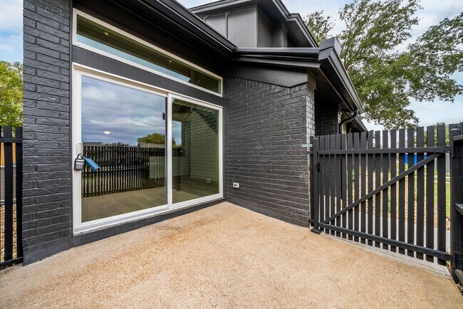 Building Photo - Stunning 2 bed / 2 bath condo in North Austin