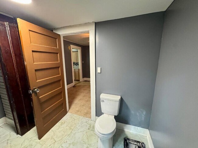 Building Photo - 409 Rowland St