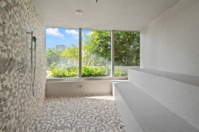 Building Photo - 700 NE 24th St