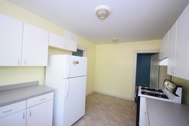 Building Photo - 3 Bed 2 Bath with Large Backyard Close to ...