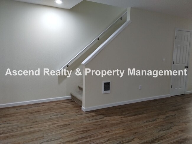 Building Photo - Price Reduced! Beautifully Updated 2 Level...
