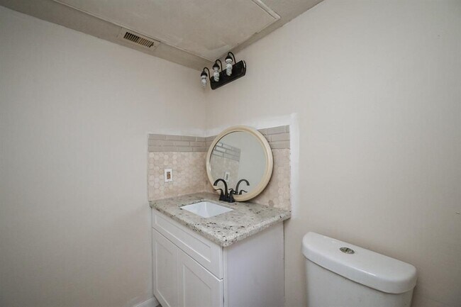Building Photo - 3900 Woodchase Dr